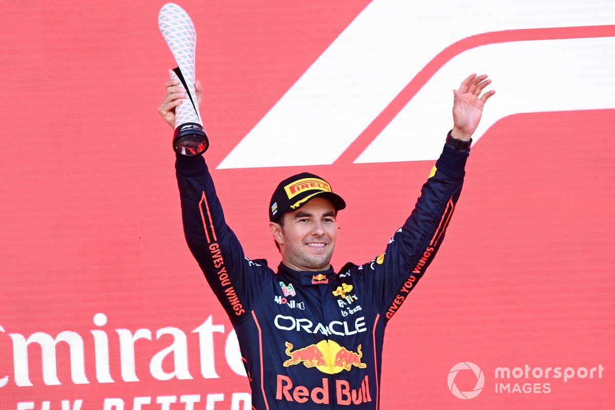 Sergio Pérez, Red Bull Racing, celebra su segundo lugar en el GP de Azerbaiyán 2022.