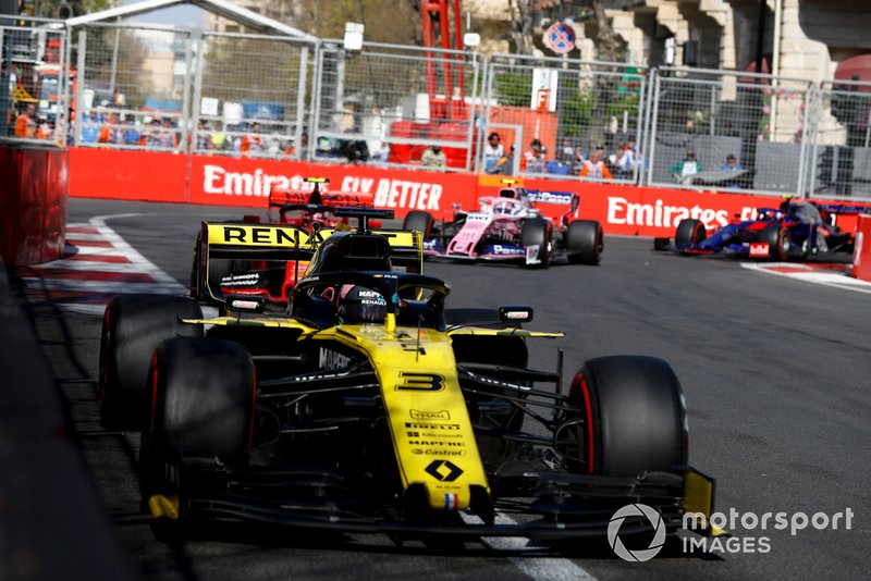 Daniel Ricciardo, Renault R.S.19, devant Charles Leclerc, Ferrari SF90, et Lance Stroll, Racing Point RP19