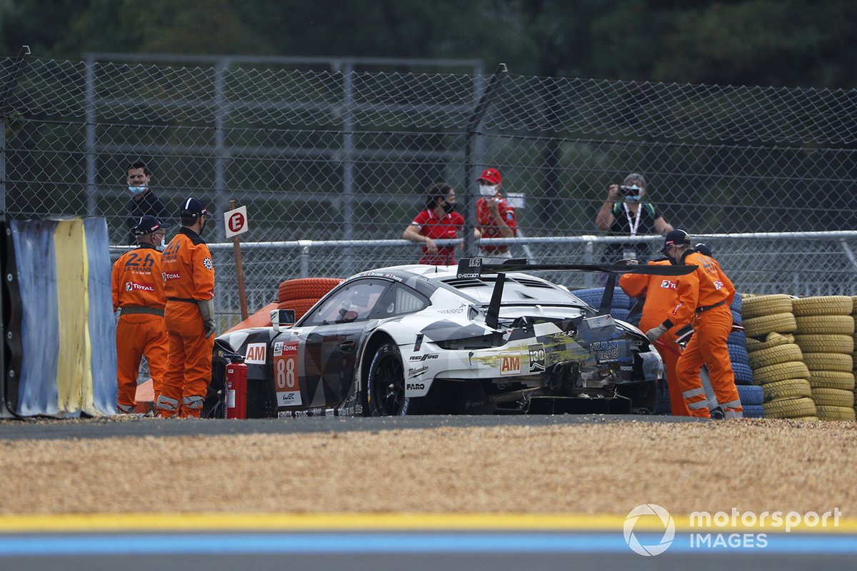 #88 Proton Competition Porsche 911 RSR: Thomas Preining, Dominique Bastien, Adrien De Leener, crash