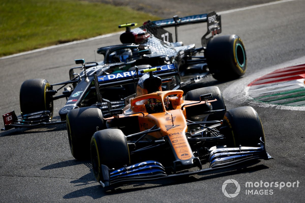 Lando Norris, McLaren MCL35, Valtteri Bottas, Mercedes F1 W11