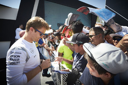 Nico Rosberg, Mercedes AMG F1 Team signeert handtekeningen voor de fans