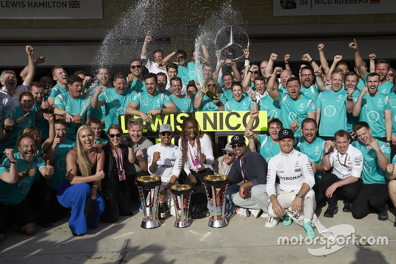 Ganador Lewis Hamilton, Mercedes AMG F1, Nico Rosberg, Mercedes AMG F1; Lindsey Vonn, Gordon Ramsey y Venus Williams