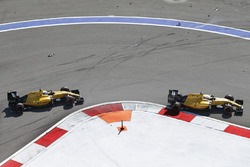 Kevin Magnussen, Renault Sport F1 Team RS16 leads team mate Jolyon Palmer, Renault Sport F1 Team RS1