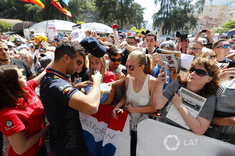 Daniel Ricciardo, Red Bull Racing signe des autographes