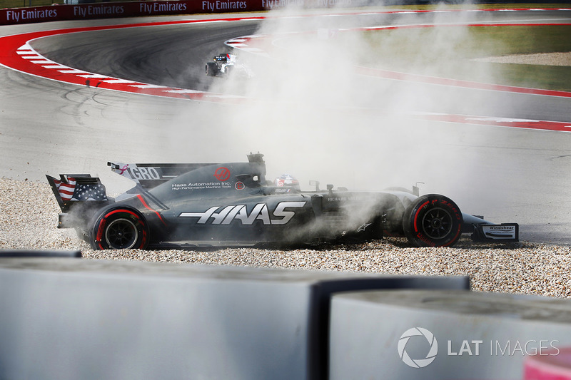Romain Grosjean, Haas F1 Team VF-17, gira y sale a la grava
