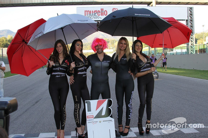 Luca Raggi con le grid girls
