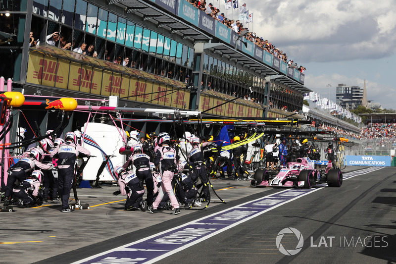 Sergio Perez, Force India VJM11 Mercedes, pit stop