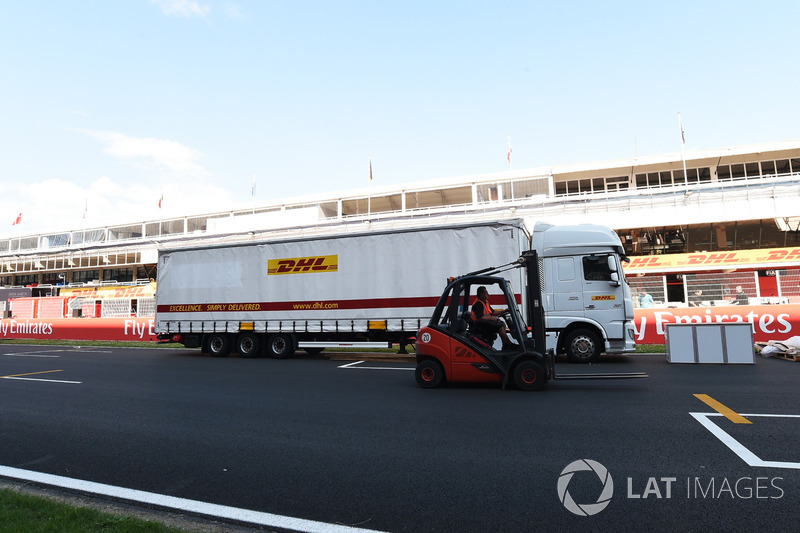 Truk pengangkut DHL