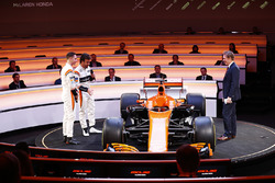 Fernando Alonso, McLaren, Stoffel Vandoorne, McLaren, en presentator Simon Lazenby met de MCL32
