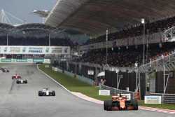 Stoffel Vandoorne, McLaren MCL32, Lance Stroll, Williams FW40