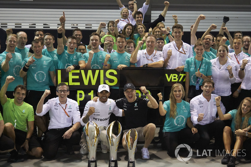 Race winner Lewis Hamilton, Mercedes AMG F1, third place Valtteri Bottas, Mercedes AMG F1, celebrate with the team