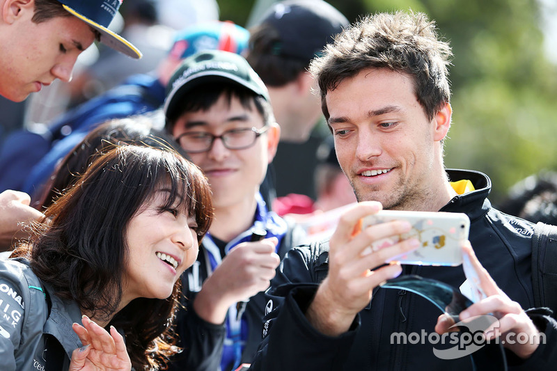 Jolyon Palmer, Renault Sport F1 Team with fans