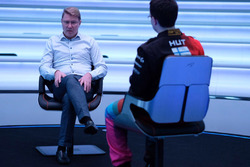Mika Hakkinen ve McLaren Dünyanın en hızlı oyuncusu katılımcısı (World's Fastest Gamer)