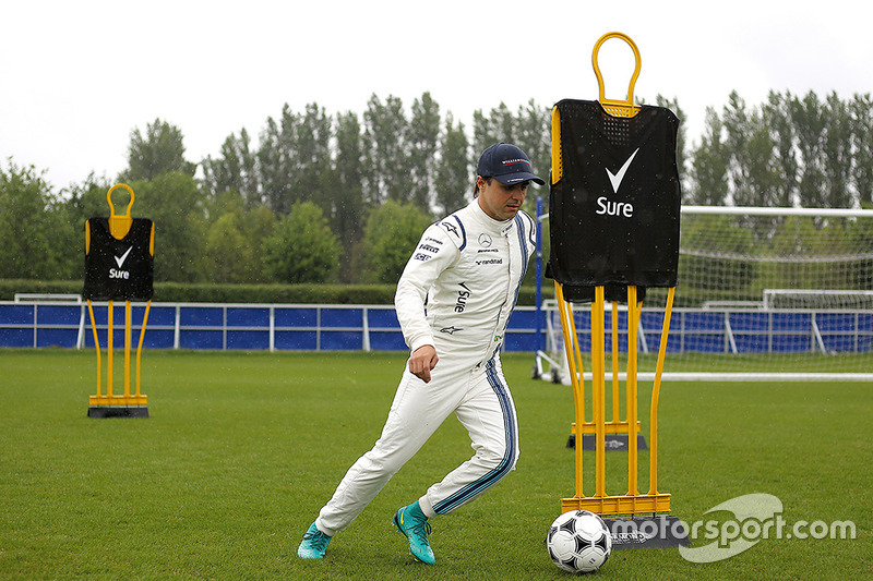 Felipe Massa, Williams plays football at Chelsea FC's facilities