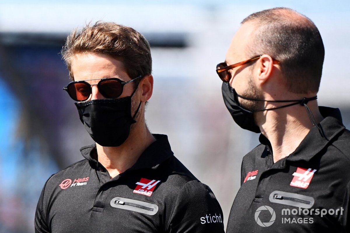 Romain Grosjean, Haas F1 walks the track with a member of the team