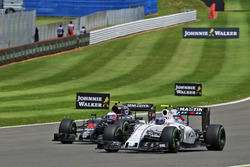 Valtteri Bottas, Williams FW38 em Jenson Button McLaren MP4-31 vechten voor positie