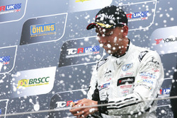 Yarış galibi Dan Lloyd, West Coast Racing VW Golf