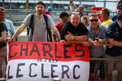 Tifosi con uno striscione per Charles Leclerc, Prema Racing