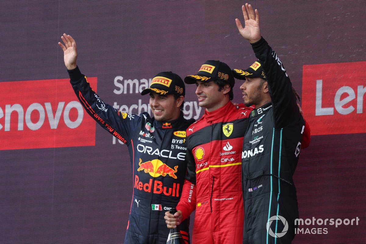 Podio: segundo lugar Sergio Pérez, Red Bull Racing, ganador Carlos Sainz, Ferrari, tercer lugar Lewis Hamilton, Mercedes-AMG