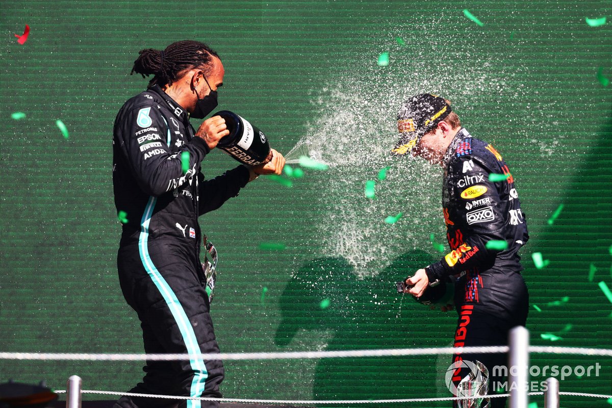 Lewis Hamilton, Mercedes, secondo classificato, e Max Verstappen vincitore festeggiano sul podio del Messico