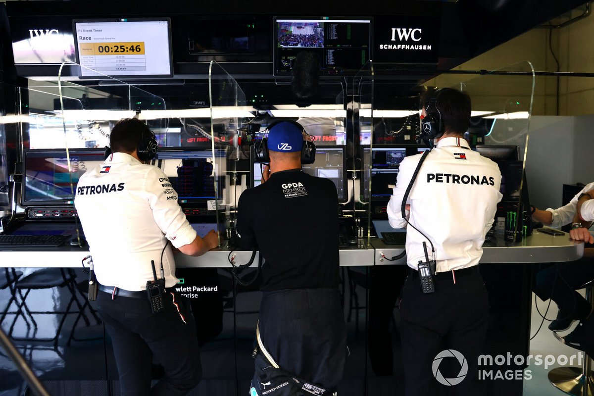Valtteri Bottas, Mercedes, with engineers