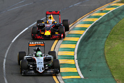 Nico Hulkenberg, Sahara Force India F1 VJM09 and Daniel Ricciardo, Red Bull Racing RB12