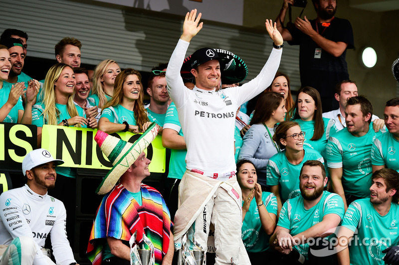 Nico Rosberg y Mercedes AMG F1 y Lewis Hamilton, Mercedes AMG F1 celebran con el equipo