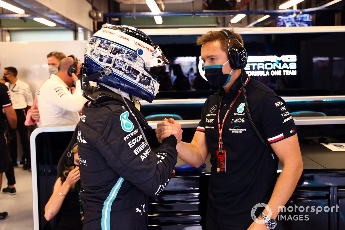 Valtteri Bottas, Mercedes, con un miembro del equipo en el garaje.