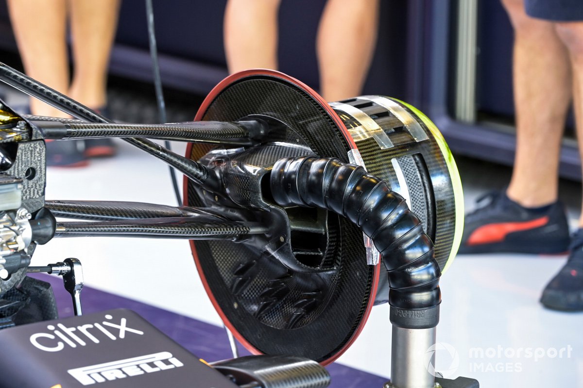 Red Bull RB16B: il cestello è quello piccolo per le ruote da 13 con un disco in carbonio più grande all'esterno