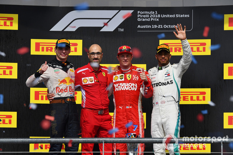(I a D): Max Verstappen, Red Bull Racing, Carlo Santi, ingeniero de carrera de Ferrari, ganador de la carrera Kimi Raikkonen, Ferrari y Lewis Hamilton, Mercedes AMG F1 celebrate on the podium