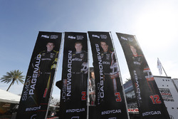 Banners de Simon Pagenaud, Team Penske Chevrolet, Josef Newgarden, Team Penske Chevrolet, Helio Cast