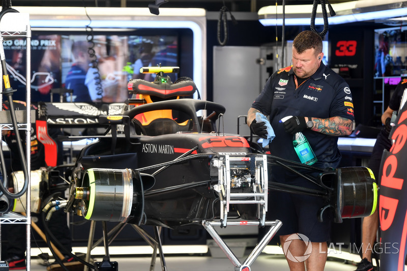 La voiture de Max Verstappen, Red Bull Racing RB14 dans le garage pendant les qualifications