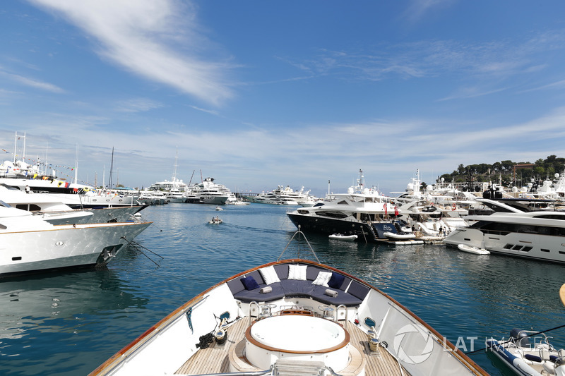 Yachts et bateaux dans le port