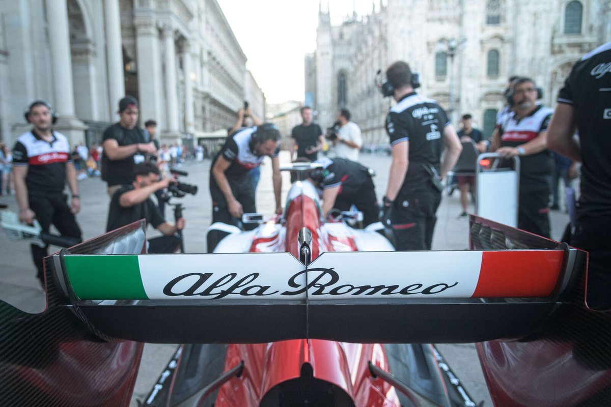 Valtteri Bottas ha girato a Milano con i colori Alfa Romeo sulla Sauber C33