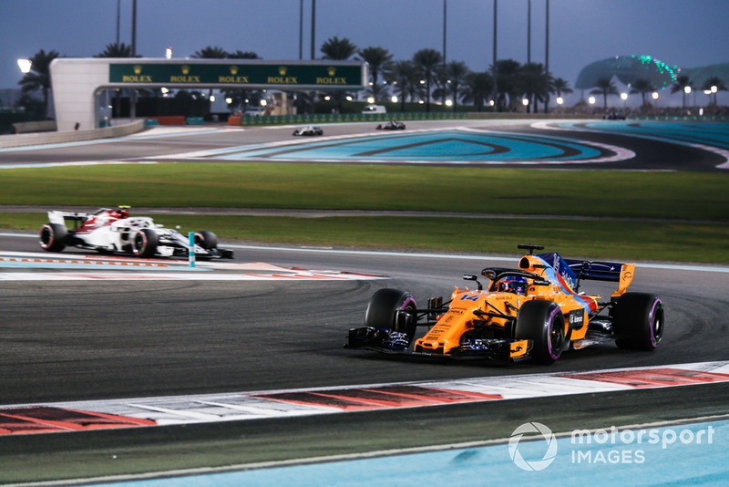 Fernando Alonso, McLaren MCL33 y Charles Leclerc, Sauber C37