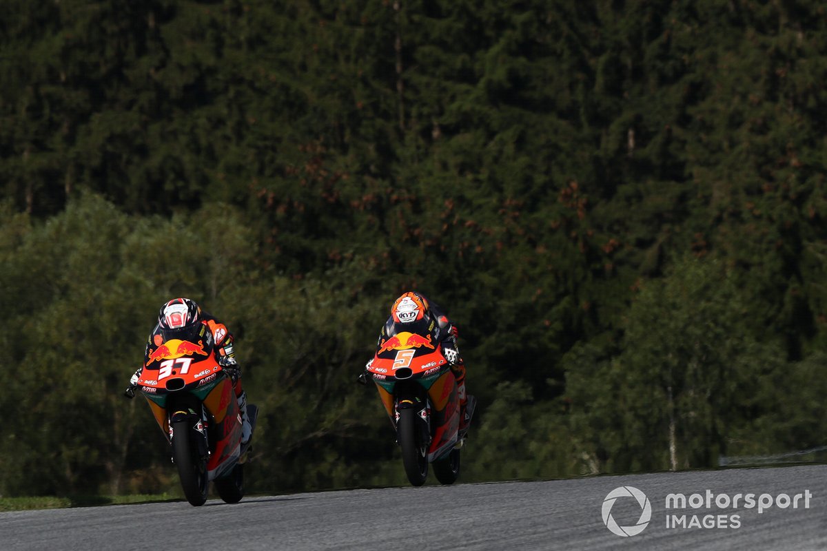 Pedro Acosta, Red Bull KTM Ajo, berada di depan rekan setimnya Jaume Masia, pada sesi FP3 Moto3 Styria 2021.