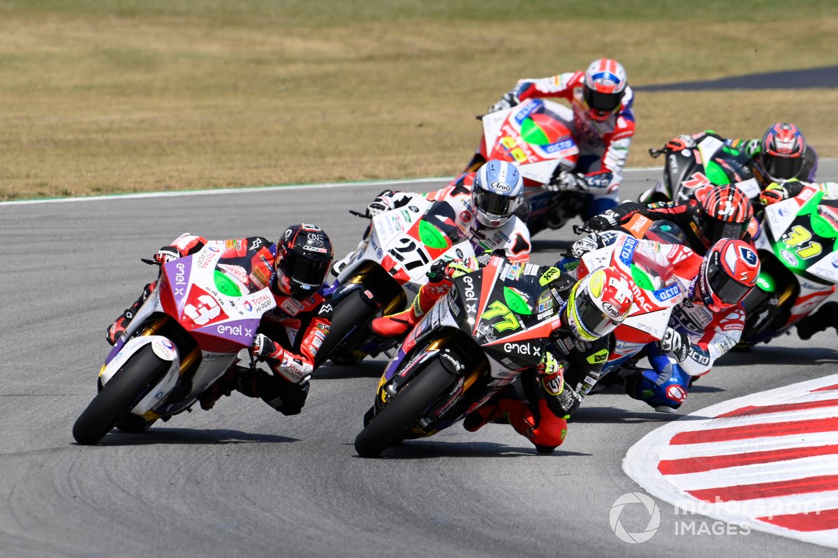 Para pembalap MotoE saat beraksi di Circuit de Barcelona-Catalunya pada 6 Juni 2021