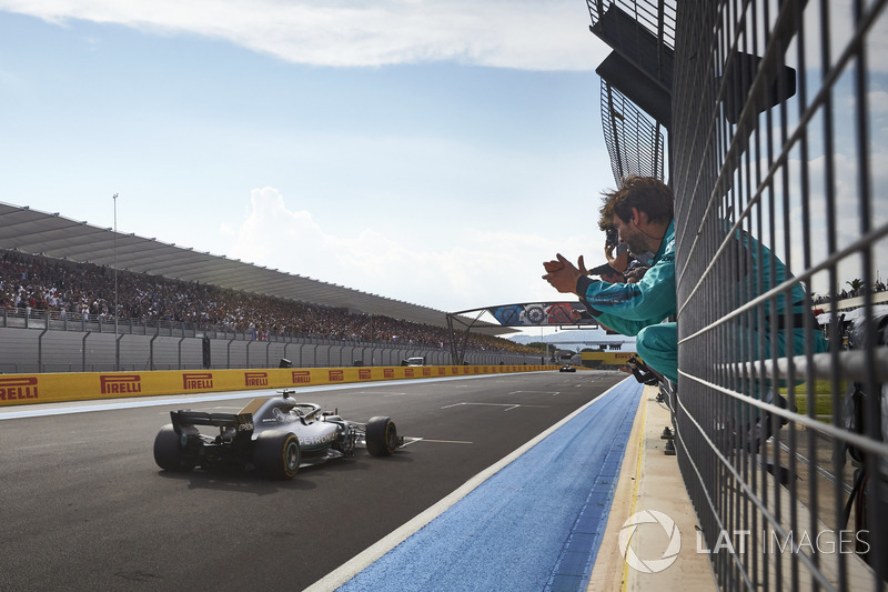 Lewis Hamilton, Mercedes AMG F1 W09, crosses the line for victory as his team applauds his performance