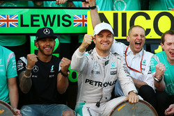 Lewis Hamilton, Mercedes AMG F1 Team and Nico Rosberg, Mercedes AMG F1 Team celebrate with the team
