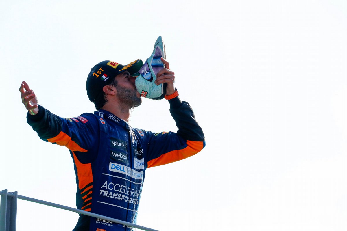 Daniel Ricciardo, McLaren, 1 ° posizione, esegue lo shoey sul podio