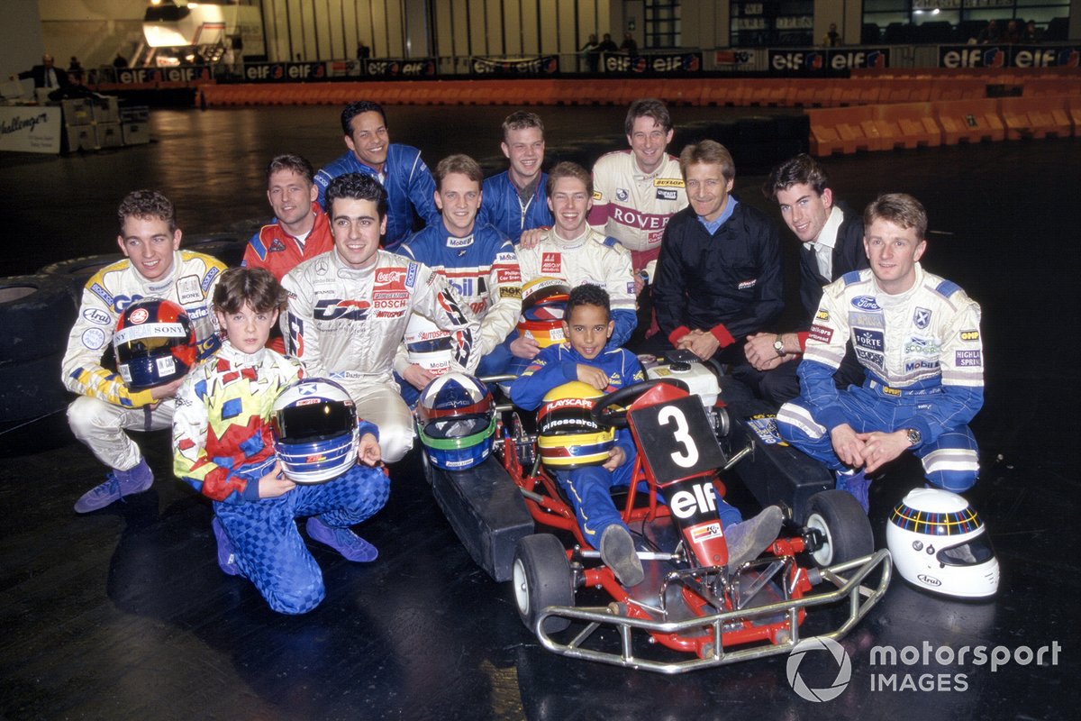Grote namen aan de start van de kartrace, met in het midden Lewis Hamilton en in de rode overall Jos Verstappen