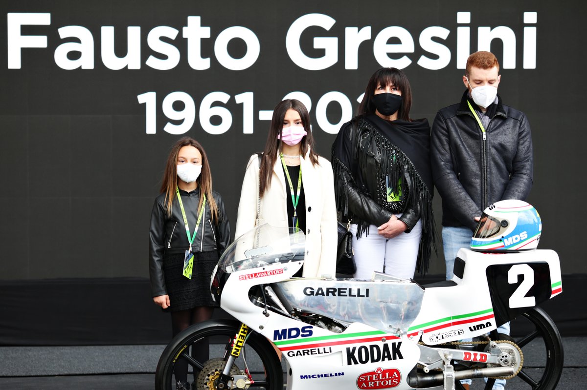 Momen hening satu menit di Formula 1 Grand Prix Emilia Romagna untuk menghormati Fausto Gresini.