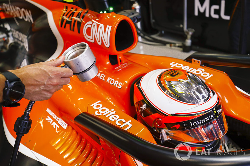 Stoffel Vandoorne, McLaren, Halo device fitted