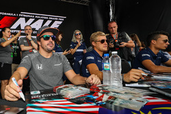 Fernando Alonso, McLaren imza dağıtıyor