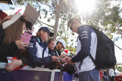 Sergey Sirotkin, Williams Racing, imza dağıtıyor