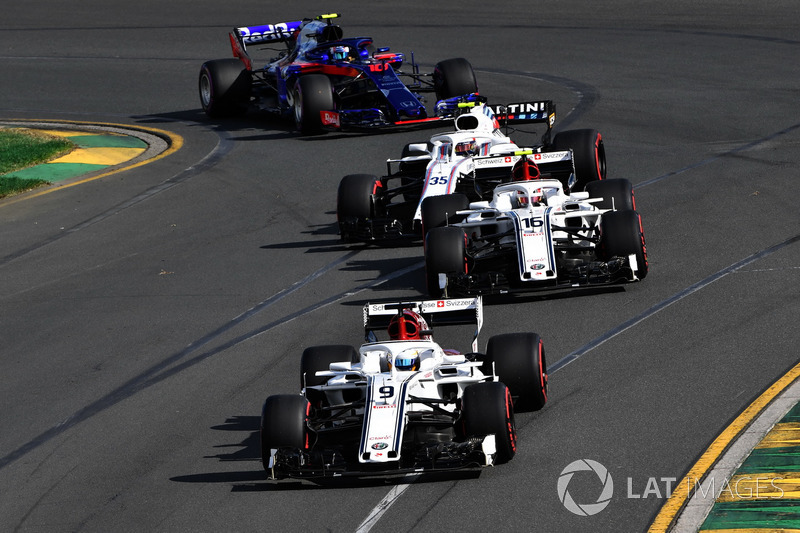 Marcus Ericsson, Sauber C37 precede Charles Leclerc, Sauber C37