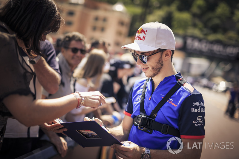 Pierre Gasly, Scuderia Toro Rosso, firma autografi ai tifosi