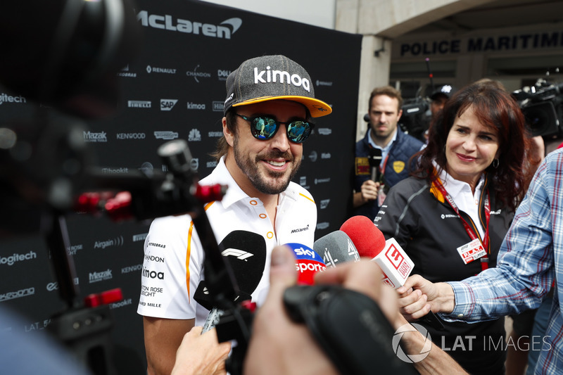 Fernando Alonso, McLaren, parla con i media