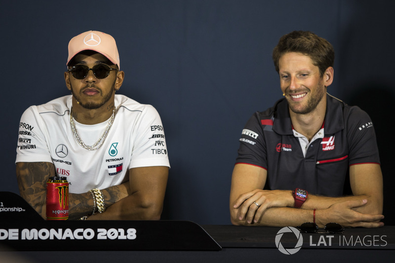Lewis Hamilton, Mercedes-AMG F1 e Romain Grosjean, Haas F1, nella conferenza stampa