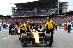 Kevin Magnussen, Renault Sport F1 Team RS16 op de grid